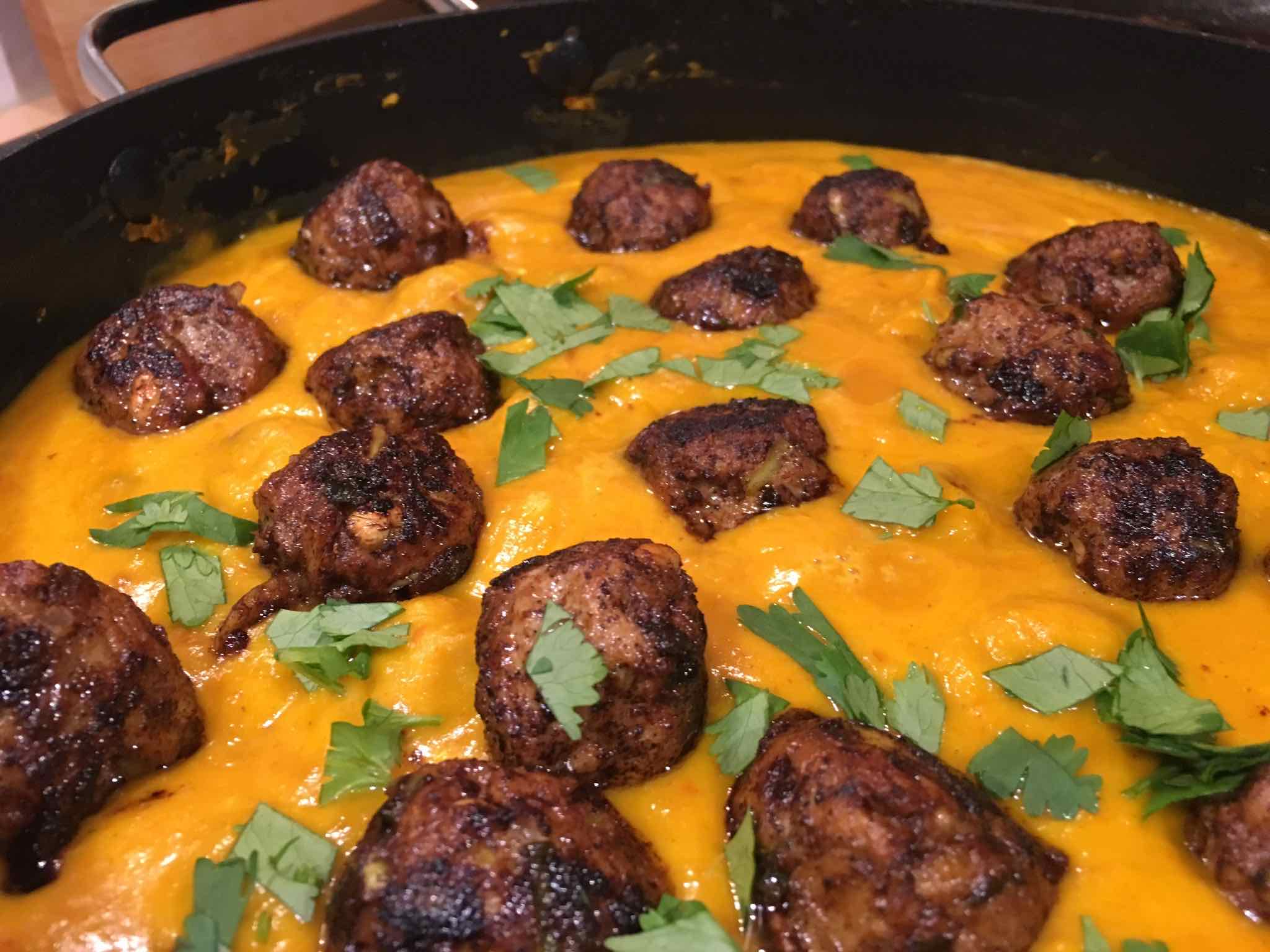 Ingwer-Apfel-Hackbällchen in Kürbiscremesauce – Ichzeigdirwiemanskocht Ingwer-Apfel-Hackbällchen in Kürbiscremesauce – Ichzeigdirwiemanskocht