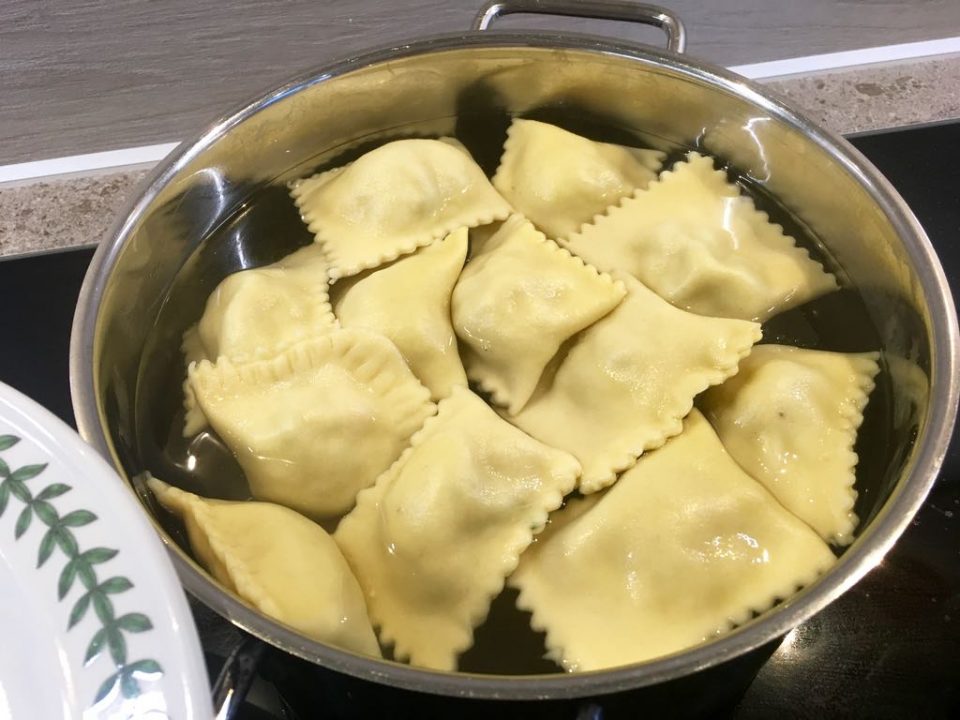 DIY Ravioli mit Champignonrahmsauce – Ichzeigdirwiemanskocht