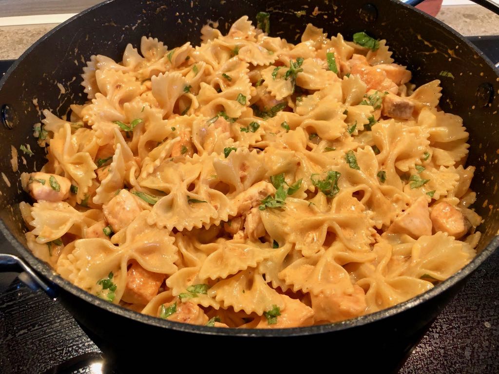 Nudeln und Lachs in Tomaten-Sahne-Sauce – Ichzeigdirwiemanskocht