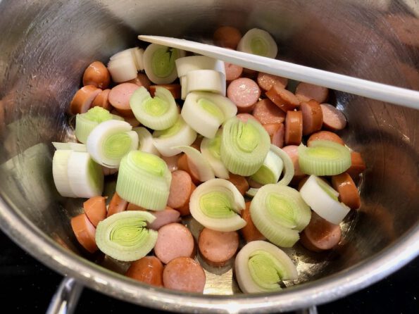 Wurst und Lauch anbraten