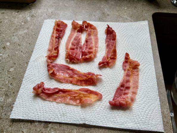 Speck zum Entfetten auf Küchenkrepp